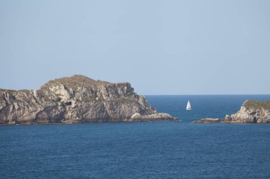 Plaj ve sahil manzaraları taşlara.