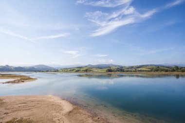 Plaj ve sahil manzaraları taşlara.