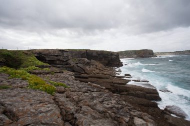 Sahil peyzaj. Cliff ve sahil şeridi, sörf.