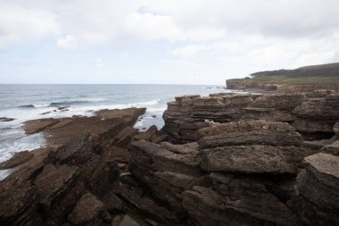 Sahil peyzaj. Cliff ve sahil şeridi, sörf.