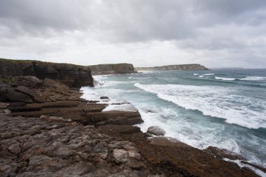 Sahil peyzaj. Cliff ve sahil şeridi, sörf.