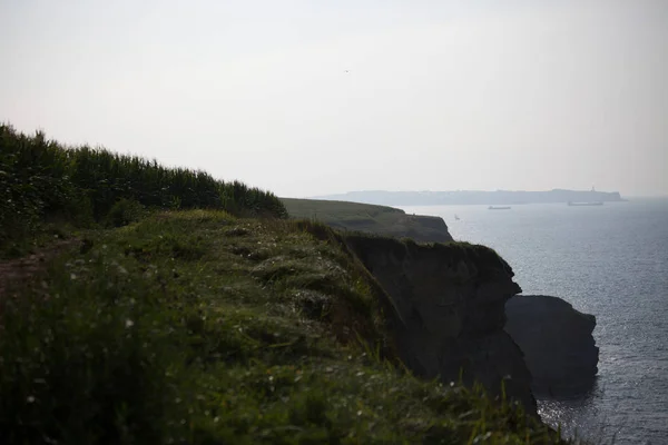 Cliff en surf op kustlijn. — Stockfoto