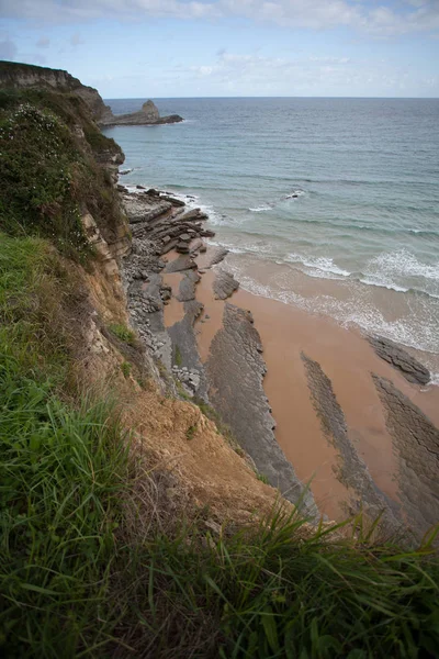 Landschap van de kust. Cliff en surf op kustlijn. — Stockfoto
