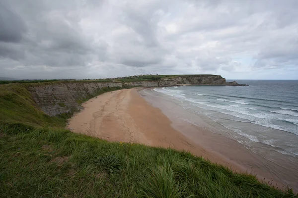Landschap van de kust. Cliff en surf op kustlijn. — Stockfoto