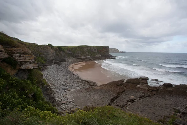 Landschap van de kust. Cliff en surf op kustlijn. — Stockfoto