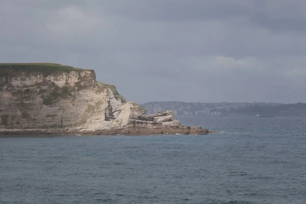 Landschap van de kust. Cliff en surf op kustlijn. — Stockfoto