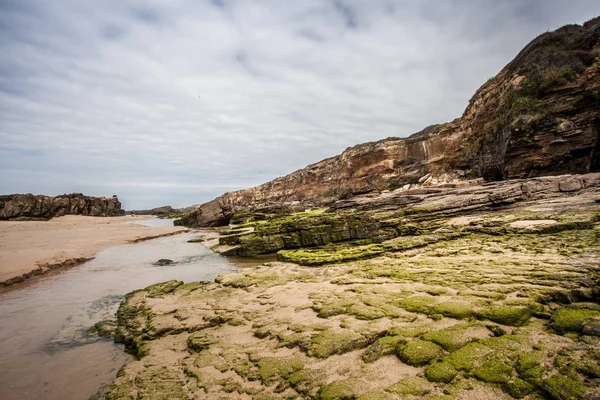 Pedras na praia e paisagens costeiras . — Fotografia de Stock