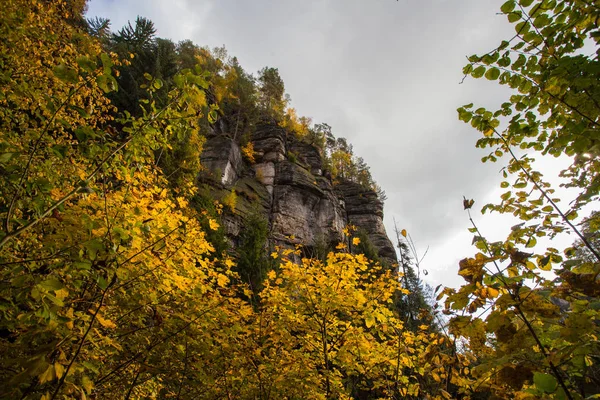 Outono em alemão Montanhas e Florestas Saxon Suíça é um — Fotografia de Stock