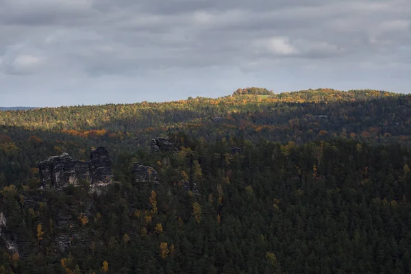 Осень в немецких горах и лесах - Саксонская Швейцария является — стоковое фото