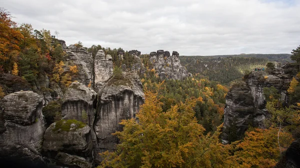 Autunno in montagna e foreste tedesche - La Svizzera sassone è una — Foto Stock