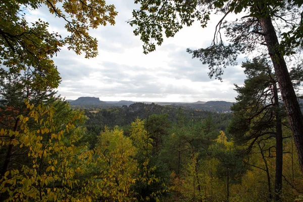 Outono em alemão Montanhas e Florestas Saxon Suíça é um — Fotografia de Stock