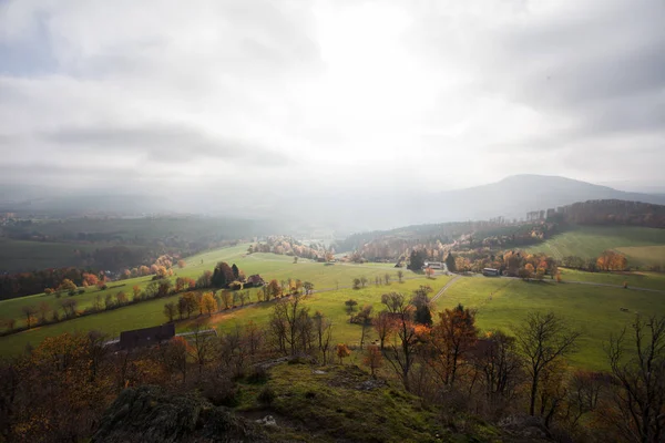 Syksy Saksan vuorilla ja metsissä - Retkeilykierroksella — kuvapankkivalokuva