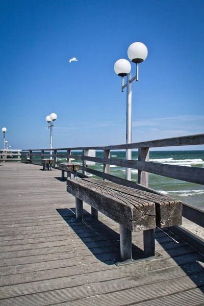 Op de pier. Geweldige tijd op Rügen, krijtrotsen, stranden, kust — Stockfoto