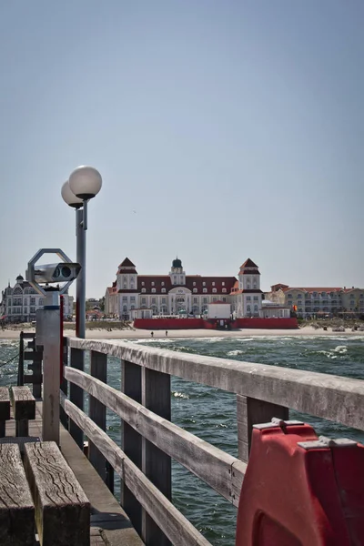 Op de pier. Geweldige tijd op Rügen, krijtrotsen, stranden, kust — Stockfoto