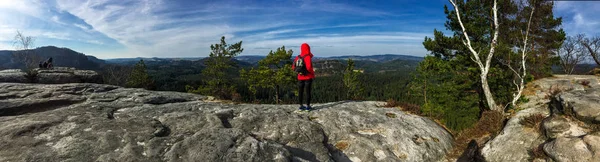 Turysta w Canyon, skały, oferuje widok na lasy. — Zdjęcie stockowe