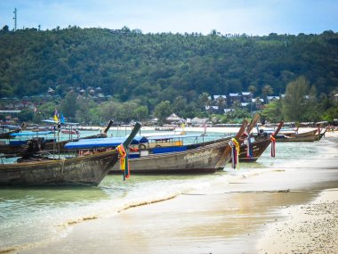 Sahilde yürümek. Bazı tekneler ile göster.