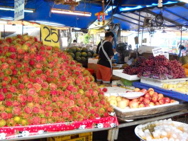 Bir gıda pazarında harika bir atmosfer. Krabi için kapatın.