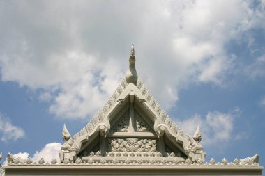 Bahçeli bir tapınak.