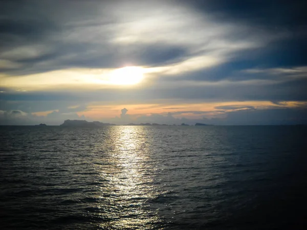 Puesta de sol cerca de la isla. Durante un viaje en barco por la noche. Genial. — Foto de Stock
