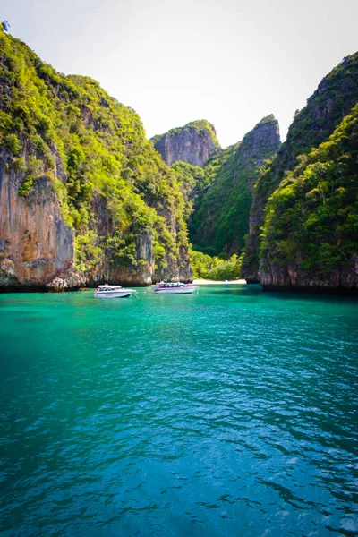 Great and large rocks in the ocean. Small islands with green for — Stock Photo, Image