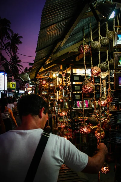 Grande ambiance sur un marché de nuit. Près de Ko Phi Phi . — Photo