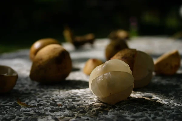 Färsk frukt på bordet. Nära till stranden. Bra frukost — Stockfoto