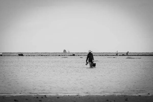 Fisher man in de zee — Stockfoto