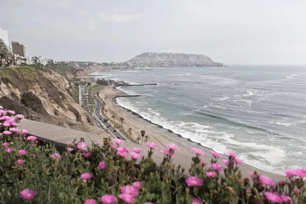 Lima uçurumun üzerinden görüntüleyin. Binaları ve oteller ile bir tarafı,
