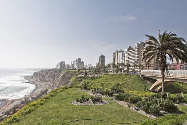 Lima uçurumun üzerinden görüntüleyin. Binaları ve oteller ile bir tarafı,