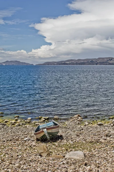 Boat on the beach. Copacabana is the main Bolivian town on the s — Stock Photo, Image