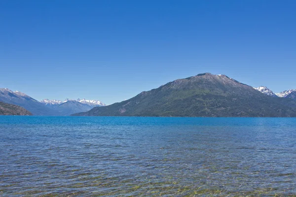 Bela luz sobre um lago com pedras durante o nascer do sol. Perto de — Fotografia de Stock