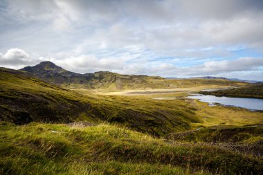 İzlanda'daki soğuk su. Rocky Dağları gölde. Taze ve yeşil 