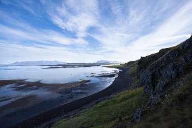 Okyanus, cliff ve dağ ile manzara. Hafif tașõma