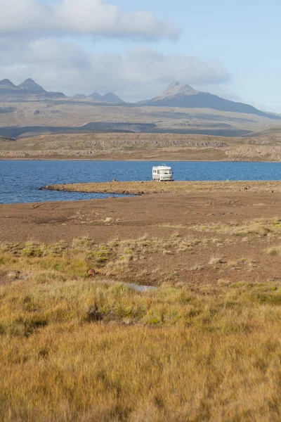 Camper Van at the lake. Beautiful light over a meadow during sun — Stock Photo, Image