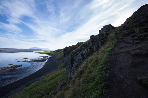 Landscape with cliff and mountain range at the ocean. Light refl — Stock Photo, Image