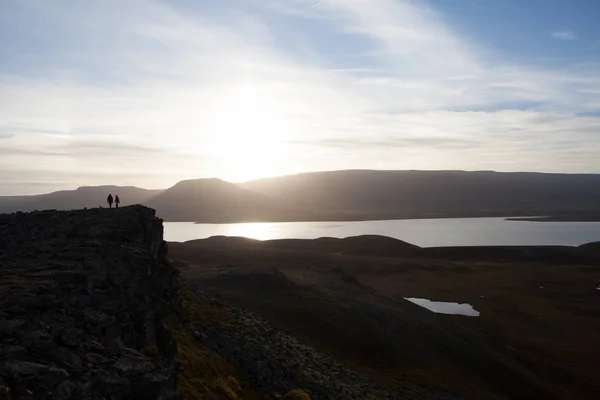 Vandrare på en klippa under solnedgången. Härlig stämning med — Stockfoto