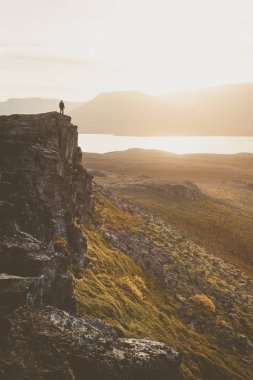 Fiyatı bir kayalık uçurum gün batımı sırasında üzerinde. Harika atmosfer 