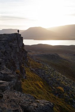 Fiyatı bir kayalık uçurum gün batımı sırasında üzerinde. Harika atmosfer 