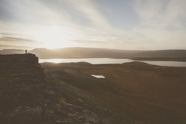 Fiyatı bir kayalık uçurum gün batımı sırasında üzerinde. Harika atmosfer 