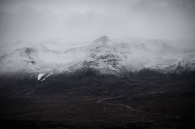 Sis ve kar yağışı ile boş bir dağ yolu. Çok güzel landsca