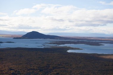 Göl ve dağ ile manzara. Işık yansımalar