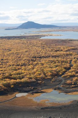 Göl ve dağ ile manzara. Işık yansımalar