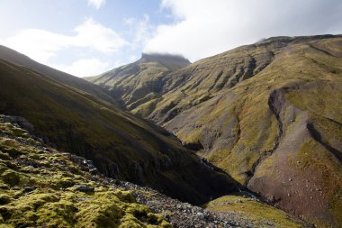Güzel ışık gündoğumu sırasında taşlarla bir göl üzerinde. Yakın