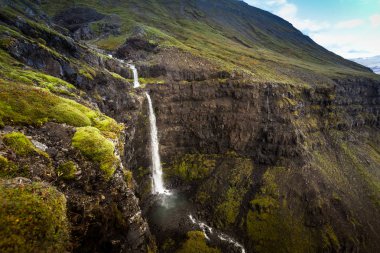 İzlanda'daki soğuk su. Şelale rocky Dağları'nda. Taze ve g