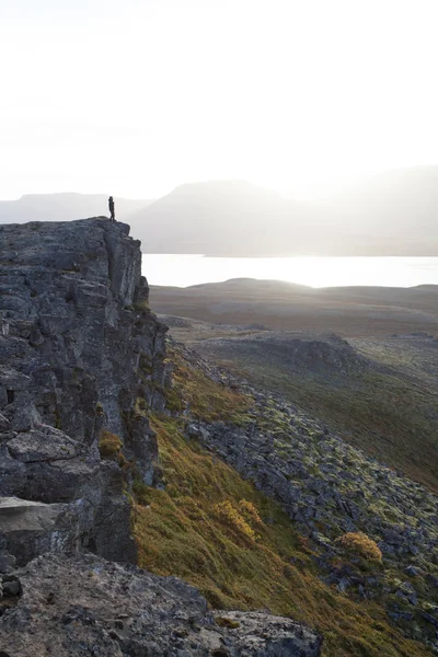 Wanderer auf einer felsigen Klippe während des Sonnenuntergangs. Tolle Stimmung mit — Stockfoto