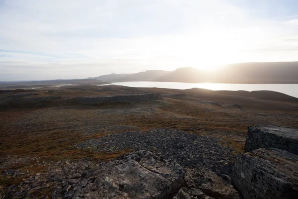 Landscape with lake and mountain range. Light reflections in the — Stock Photo, Image