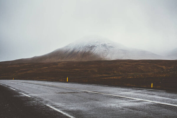 Empty road in front of a mountain range with fog. Lovely landsca — Stock Photo, Image