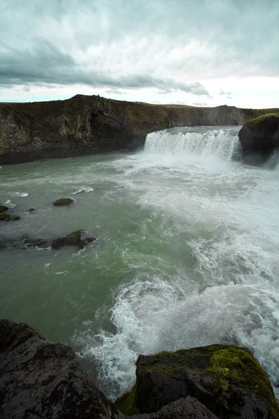 Kallt vatten i Island. Vattenfallet Goðafoss i klippiga bergen. Fr — Stockfoto