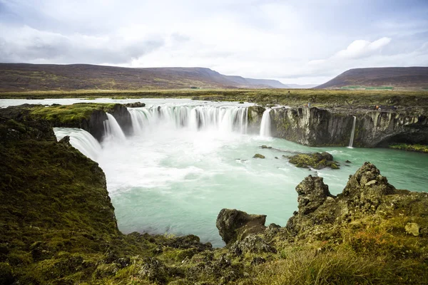 Água fria na Islândia. Godafoss cachoeira em montanhas rochosas. Pe. — Fotografia de Stock