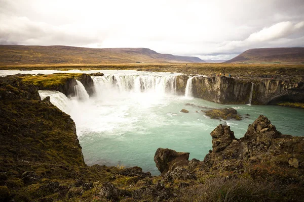 Air dingin di Islandia. Godafoss air terjun di pegunungan berbatu. Fr — Stok Foto